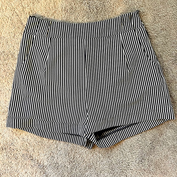 Size Large black and white shorts - Picture 1 of 1